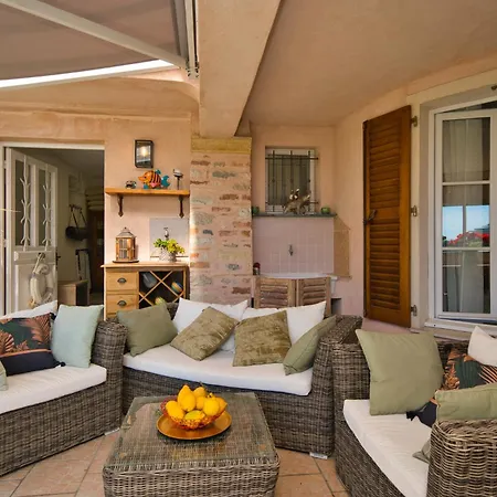 Elegant-cosy 2p55m2 Dans Bas De Provencale !