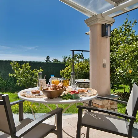 Elegant-cosy 2p55m2 Dans Bas De Provencale ! *