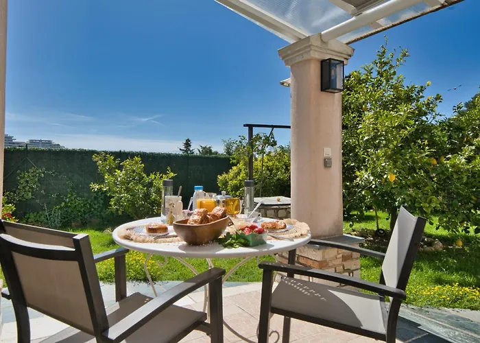 Elegant-cosy 2p55m2 Dans Bas De Provencale ! *