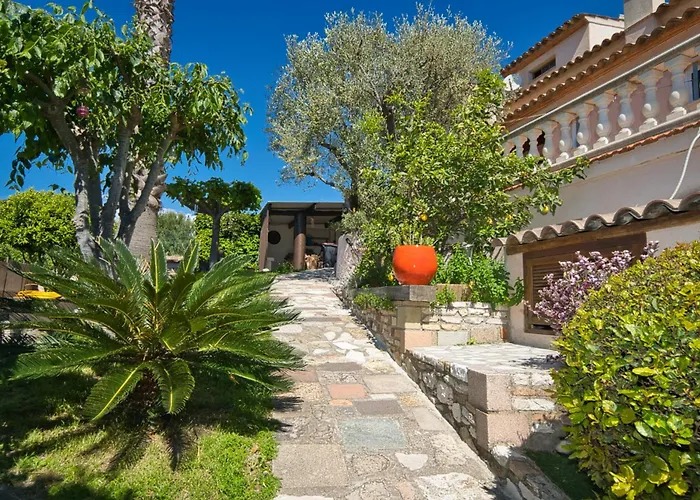 Elegant-cosy 2p55m2 Dans Bas De Provencale !